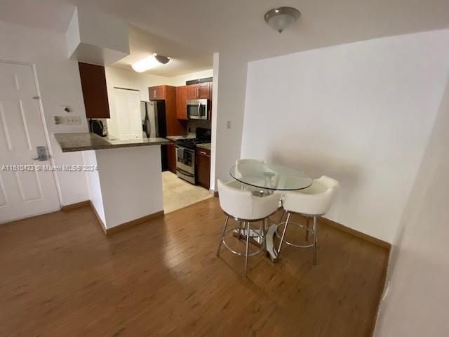 For Rent: $2,000 (1 beds, 1 baths, 808 Square Feet)