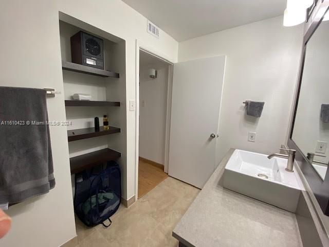 For Rent: $2,000 (1 beds, 1 baths, 808 Square Feet)