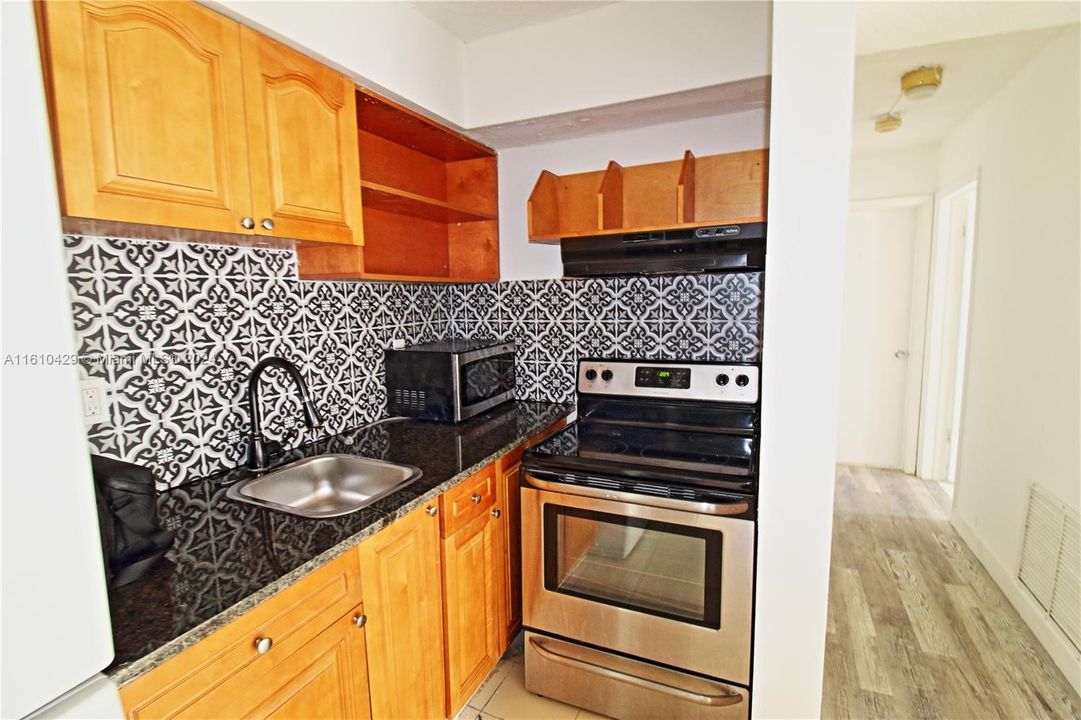 For Rent: $2,000 (2 beds, 1 baths, 716 Square Feet)