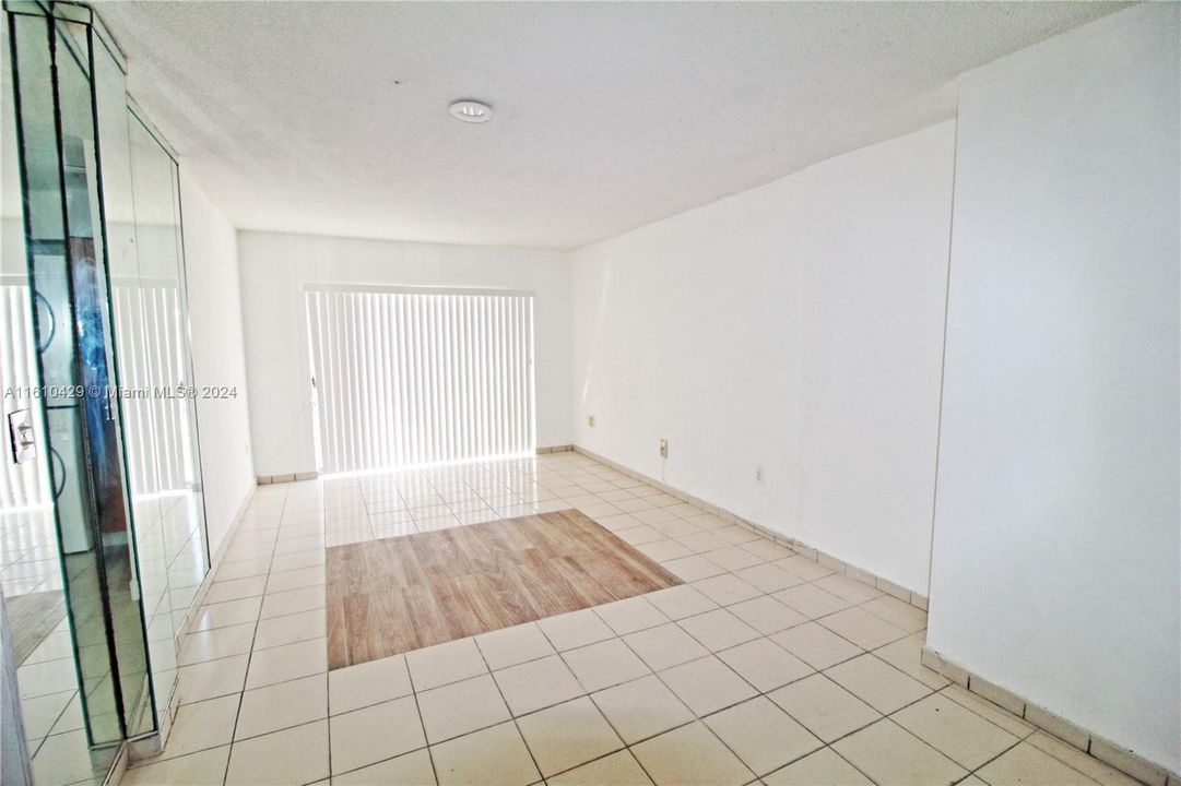 For Rent: $2,000 (2 beds, 1 baths, 716 Square Feet)