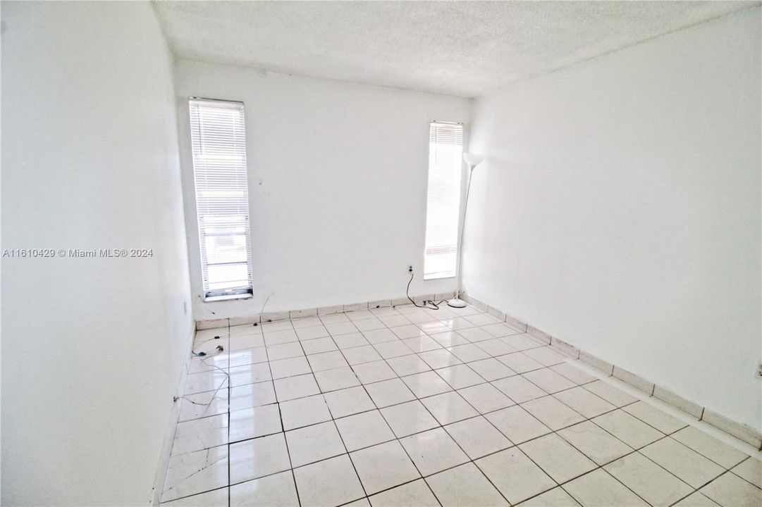 For Rent: $2,000 (2 beds, 1 baths, 716 Square Feet)