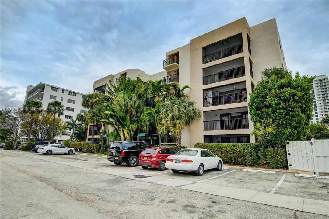 For Sale: $549,900 (2 beds, 2 baths, 1267 Square Feet)