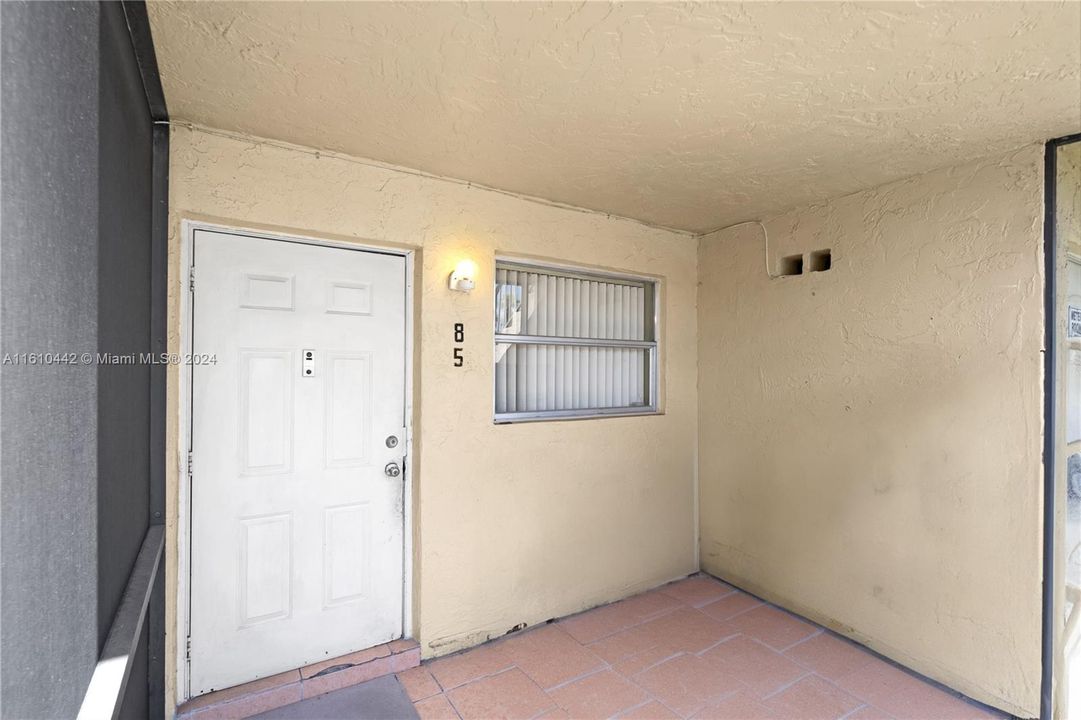 For Sale: $265,000 (2 beds, 2 baths, 825 Square Feet)