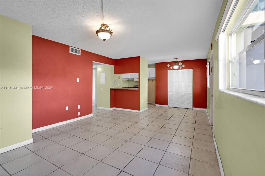 For Sale: $260,000 (2 beds, 2 baths, 825 Square Feet)