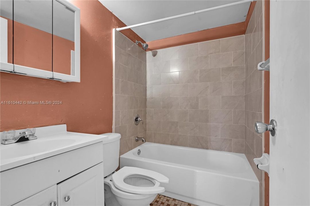 For Sale: $260,000 (2 beds, 2 baths, 825 Square Feet)