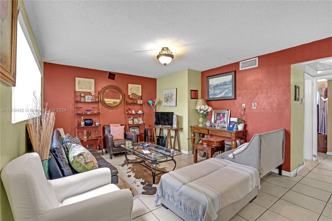 For Sale: $265,000 (2 beds, 2 baths, 825 Square Feet)