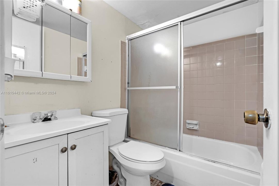 For Sale: $265,000 (2 beds, 2 baths, 825 Square Feet)