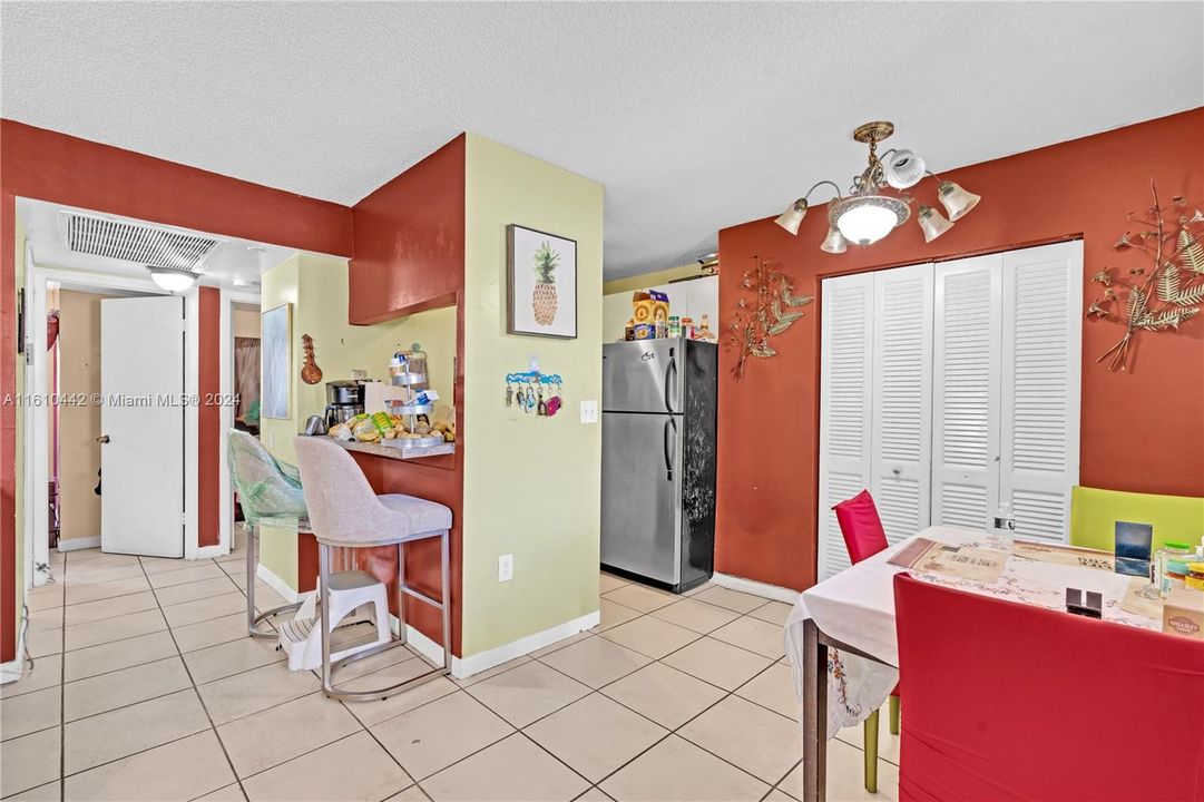 For Sale: $265,000 (2 beds, 2 baths, 825 Square Feet)