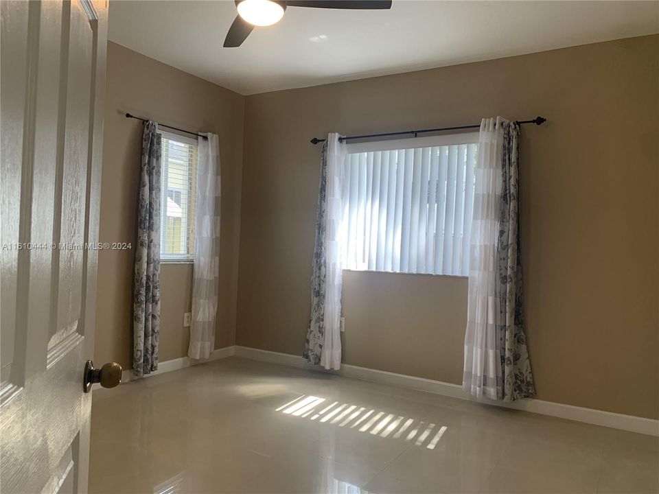 For Rent: $2,800 (3 beds, 2 baths, 1386 Square Feet)