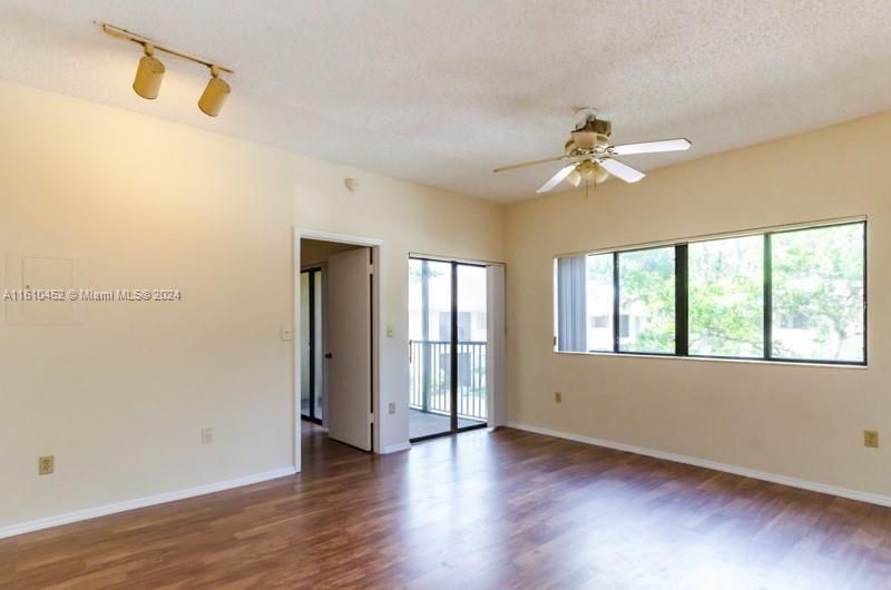 Recently Sold: $225,000 (2 beds, 2 baths, 858 Square Feet)