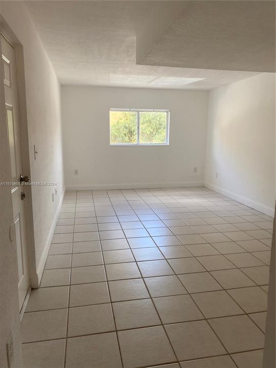 For Rent: $1,900 (1 beds, 1 baths, 888 Square Feet)