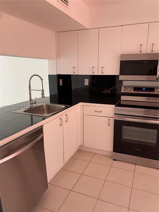 For Rent: $1,900 (1 beds, 1 baths, 888 Square Feet)