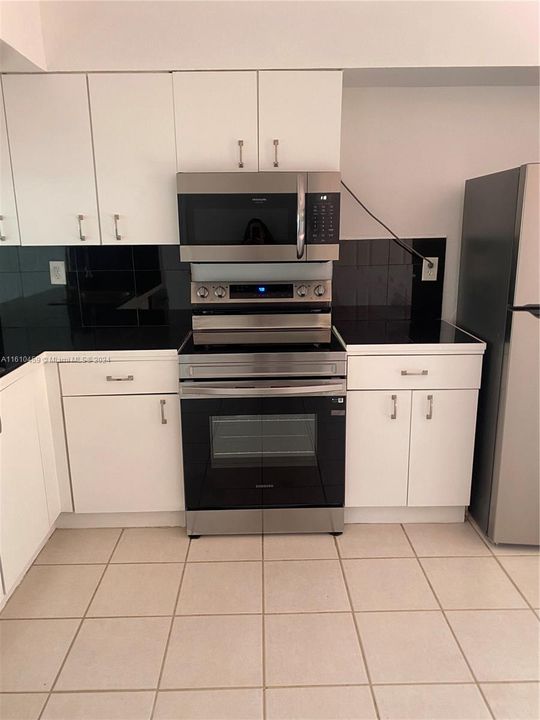 For Rent: $1,900 (1 beds, 1 baths, 888 Square Feet)