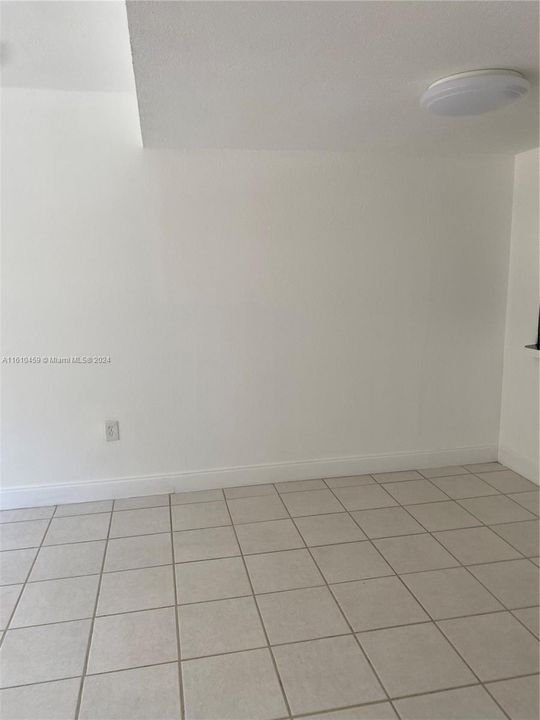 For Rent: $1,900 (1 beds, 1 baths, 888 Square Feet)