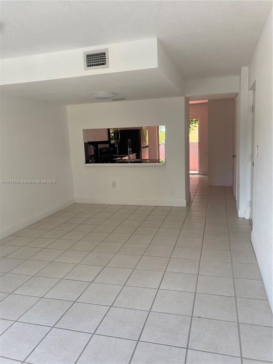 For Rent: $1,900 (1 beds, 1 baths, 888 Square Feet)