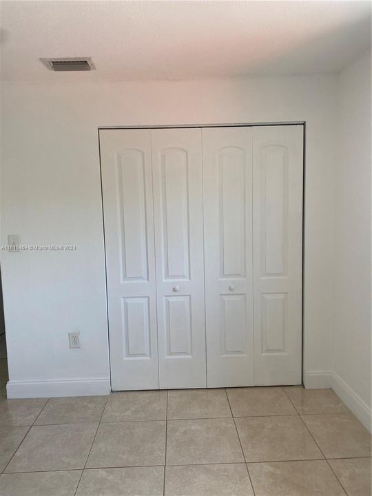 For Rent: $1,900 (1 beds, 1 baths, 888 Square Feet)