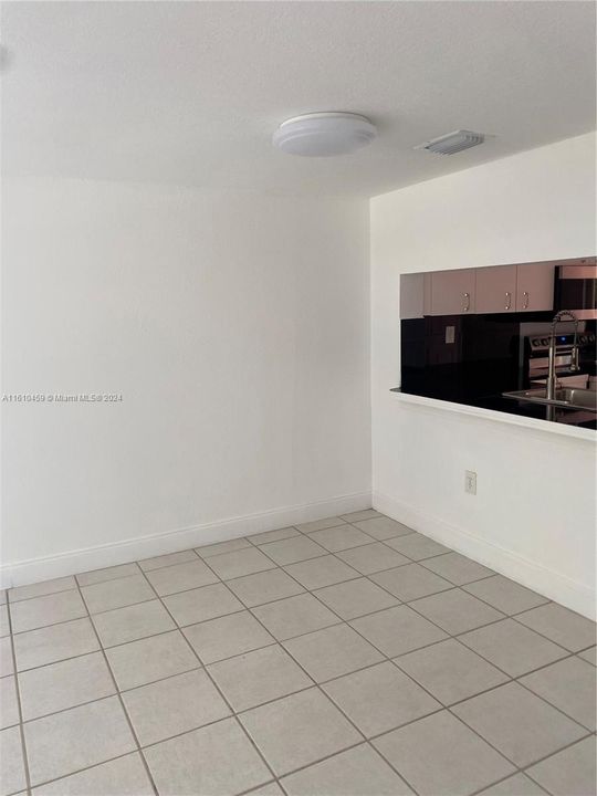 For Rent: $1,900 (1 beds, 1 baths, 888 Square Feet)