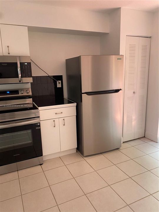 For Rent: $1,900 (1 beds, 1 baths, 888 Square Feet)