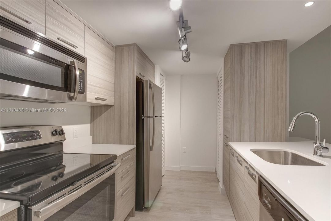 For Rent: $2,624 (1 beds, 1 baths, 708 Square Feet)