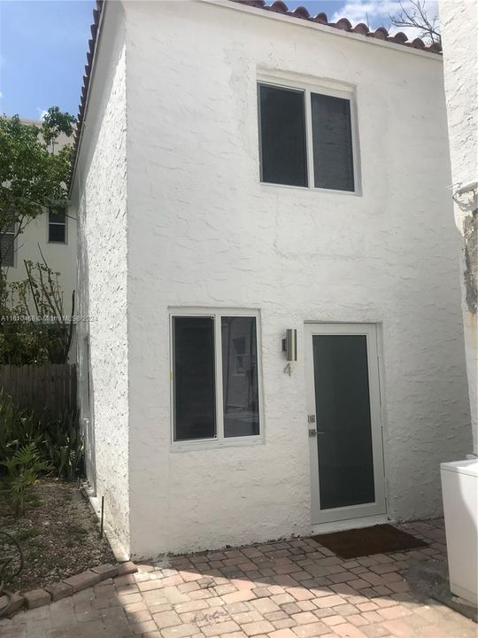 For Rent: $2,600 (1 beds, 1 baths, 3158 Square Feet)