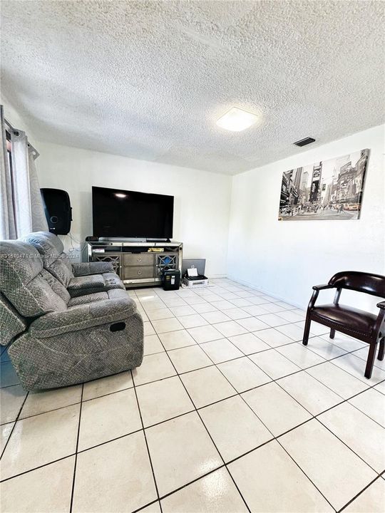 For Sale: $281,000 (2 beds, 1 baths, 920 Square Feet)