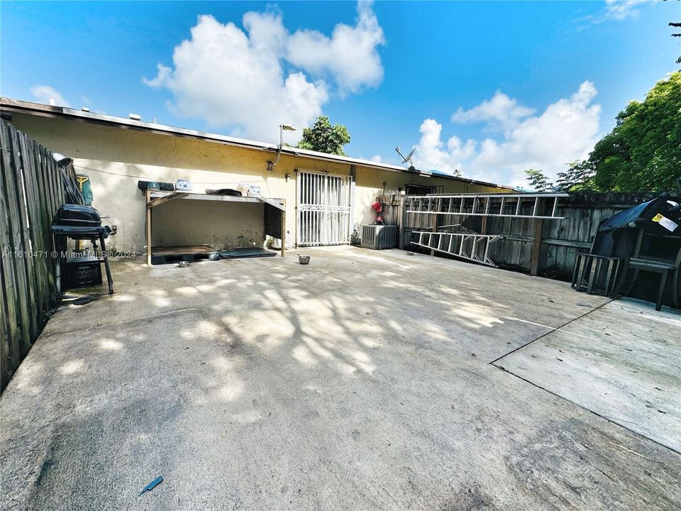 For Sale: $281,000 (2 beds, 1 baths, 920 Square Feet)