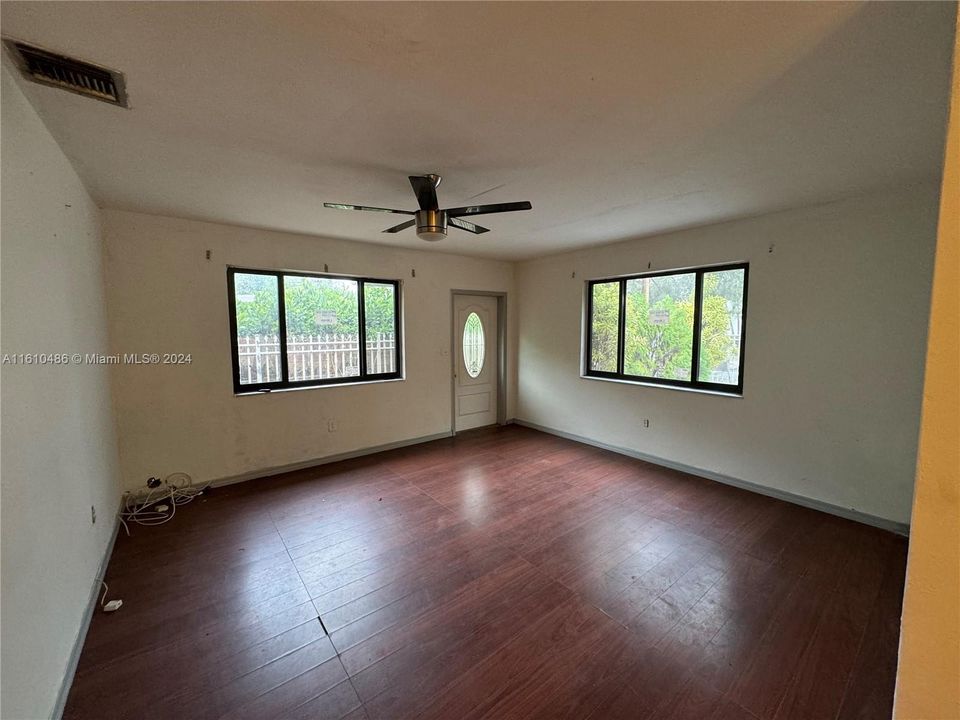 For Rent: $2,500 (3 beds, 2 baths, 1390 Square Feet)