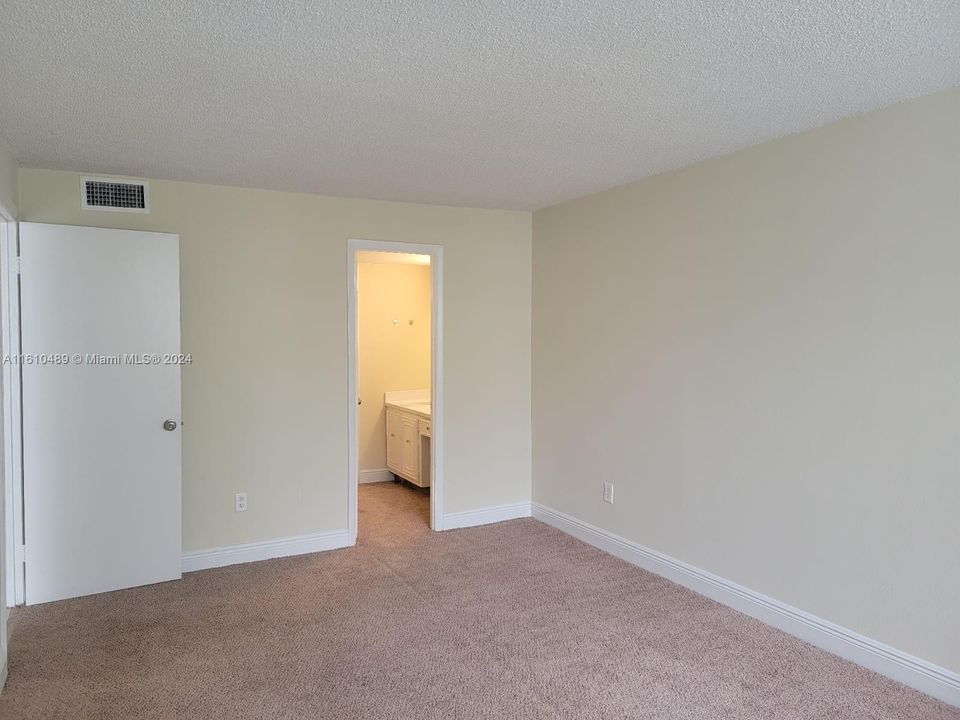 For Sale: $165,000 (1 beds, 1 baths, 826 Square Feet)