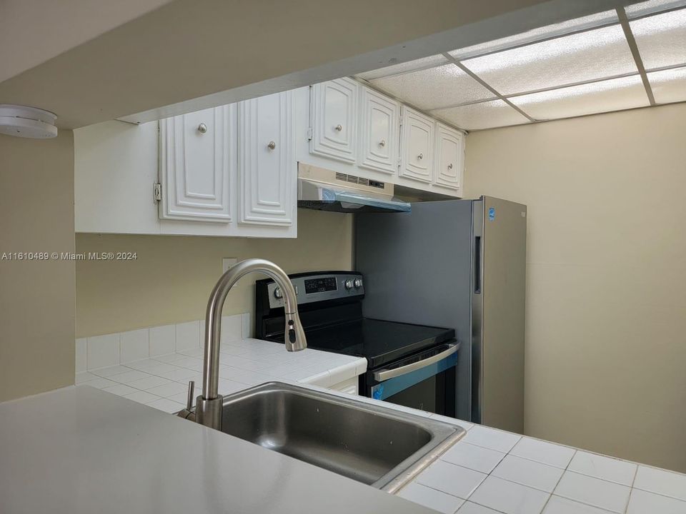 For Sale: $165,000 (1 beds, 1 baths, 826 Square Feet)