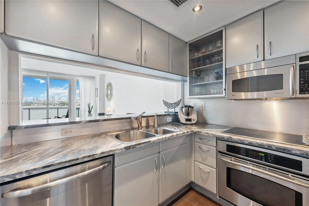 For Sale: $794,000 (1 beds, 1 baths, 778 Square Feet)