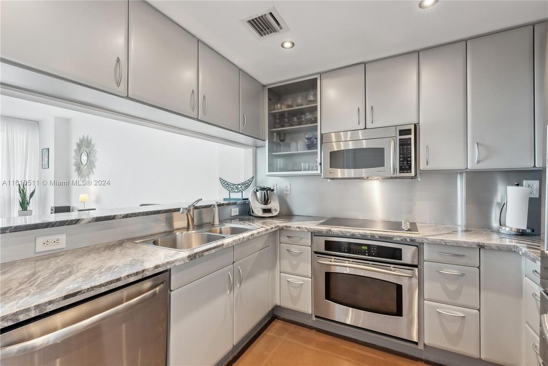 For Sale: $794,000 (1 beds, 1 baths, 778 Square Feet)