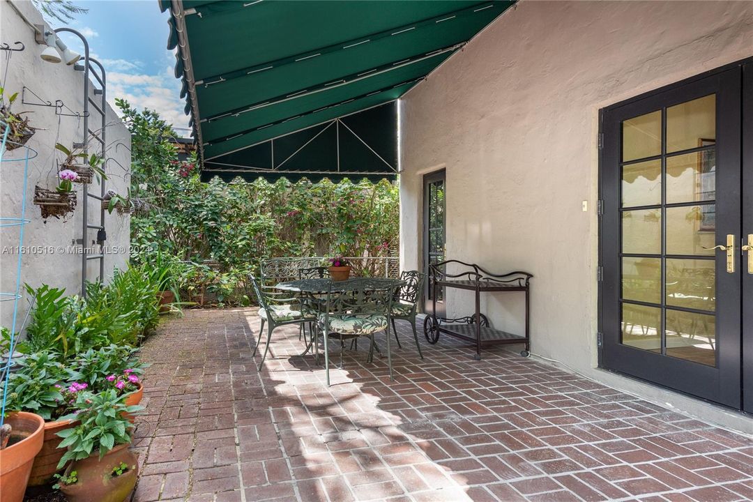 Recently Sold: $1,795,000 (4 beds, 2 baths, 2756 Square Feet)