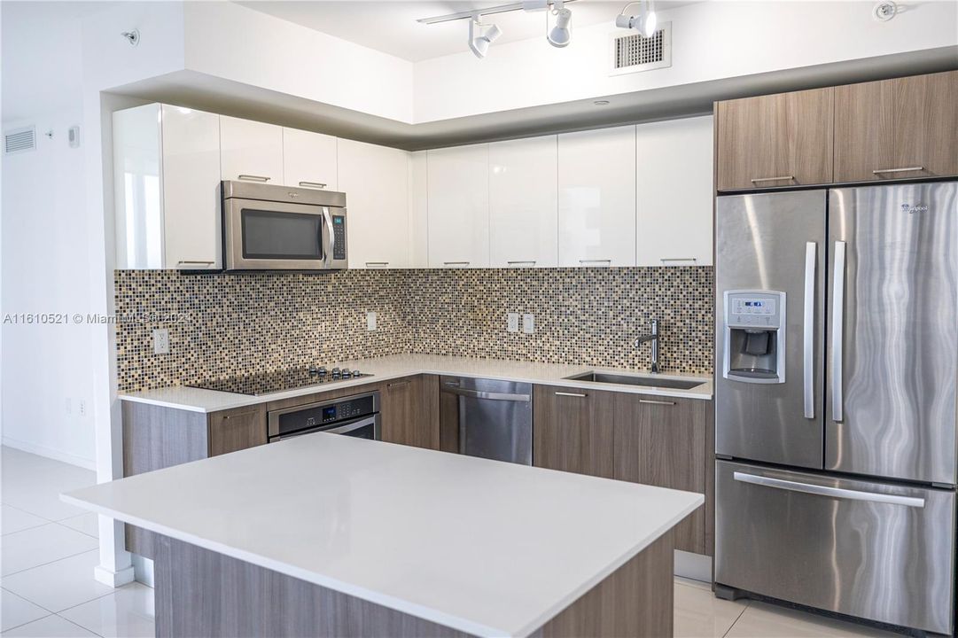 For Sale: $520,000 (2 beds, 2 baths, 1067 Square Feet)