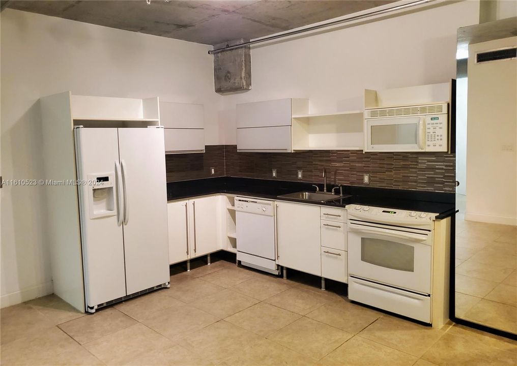 For Rent: $2,550 (1 beds, 1 baths, 638 Square Feet)