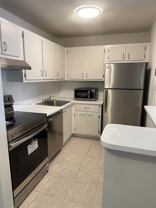 For Rent: $2,450 (2 beds, 2 baths, 896 Square Feet)