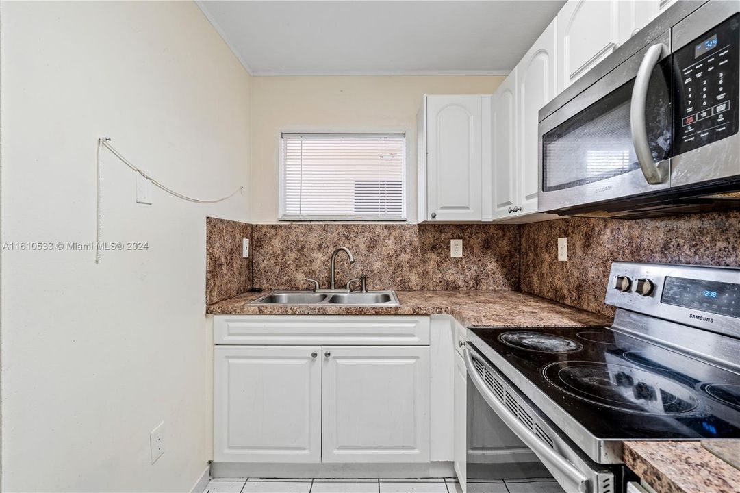 For Sale: $325,000 (2 beds, 2 baths, 960 Square Feet)