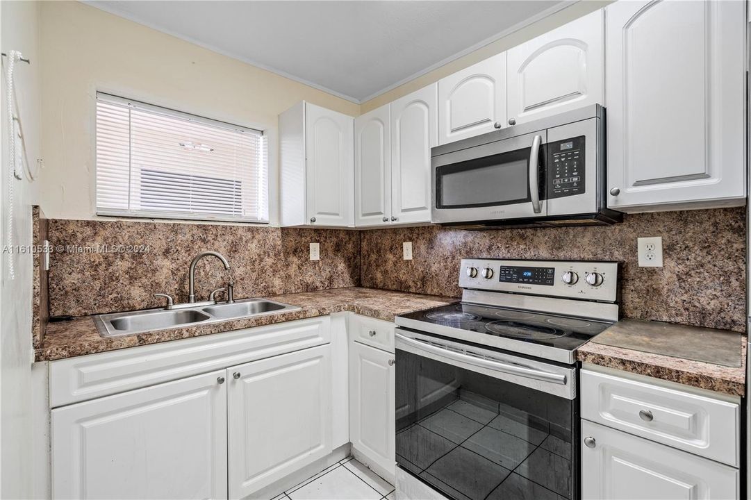 For Sale: $325,000 (2 beds, 2 baths, 960 Square Feet)