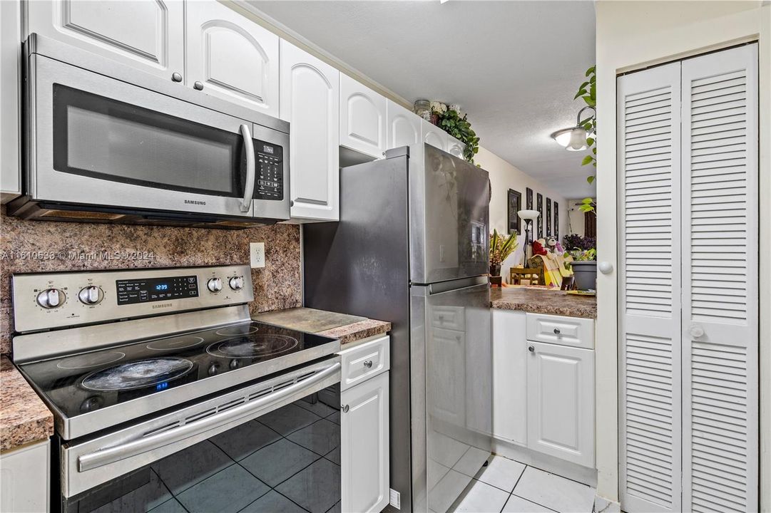 For Sale: $325,000 (2 beds, 2 baths, 960 Square Feet)