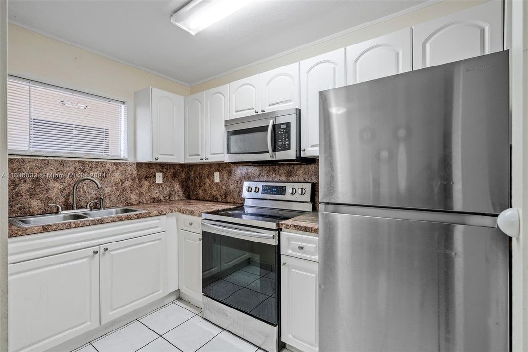 For Sale: $325,000 (2 beds, 2 baths, 960 Square Feet)