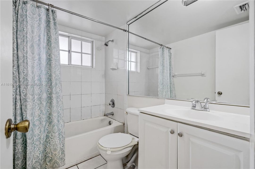 For Sale: $325,000 (2 beds, 2 baths, 960 Square Feet)
