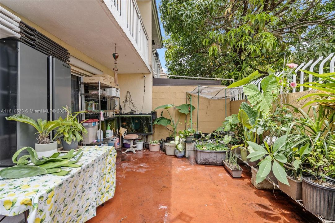 For Sale: $325,000 (2 beds, 2 baths, 960 Square Feet)