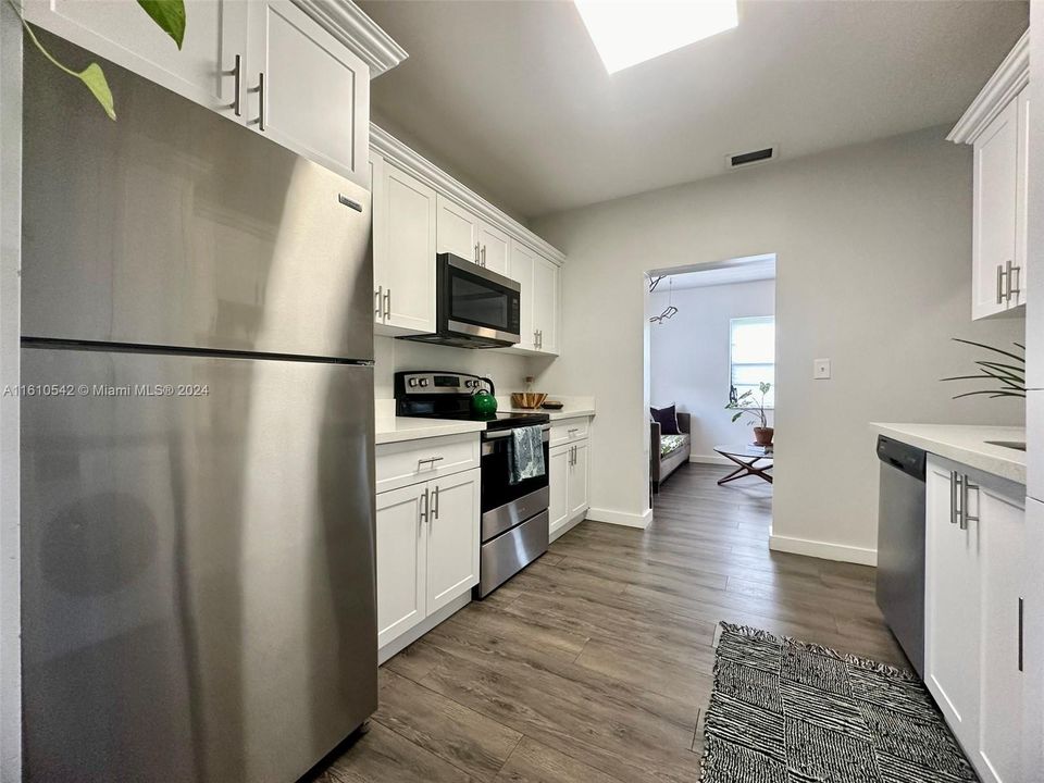 For Rent: $2,375 (2 beds, 1 baths, 816 Square Feet)