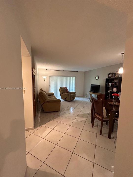 For Rent: $2,400 (2 beds, 2 baths, 1038 Square Feet)