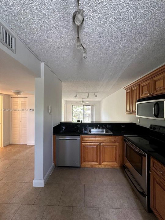 For Rent: $2,150 (2 beds, 2 baths, 986 Square Feet)