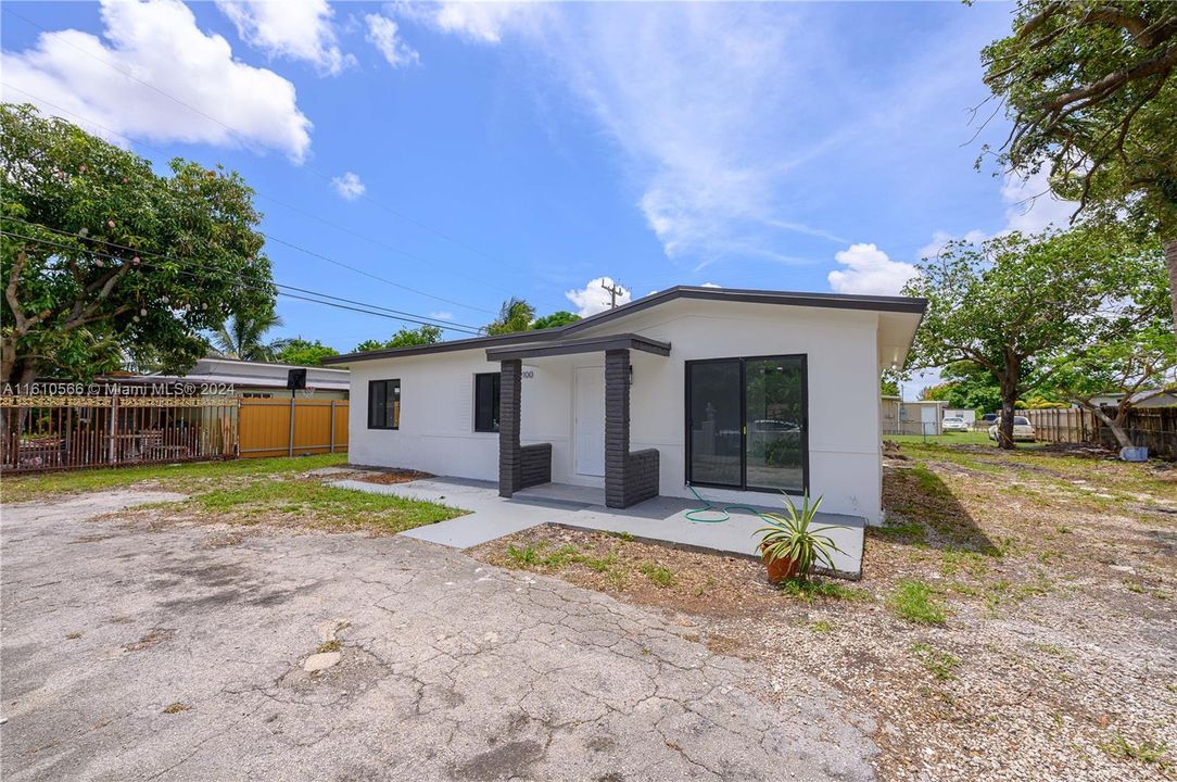 For Sale: $550,000 (3 beds, 2 baths, 918 Square Feet)