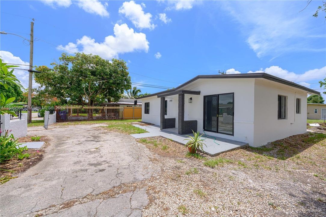 For Sale: $550,000 (3 beds, 2 baths, 918 Square Feet)