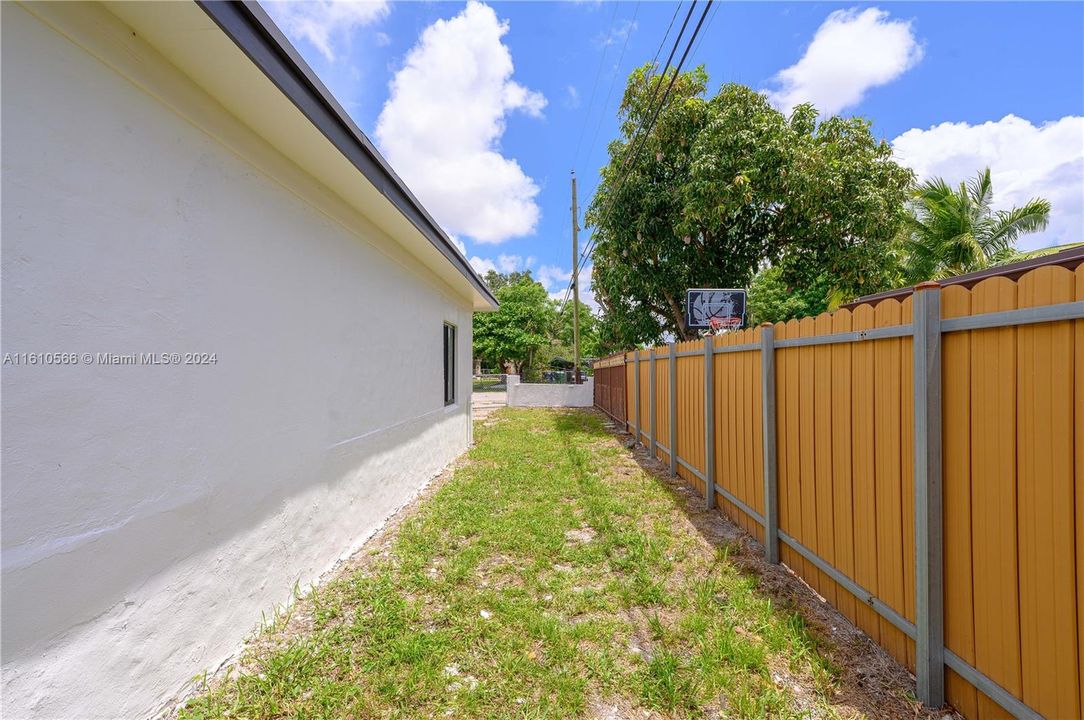 For Sale: $550,000 (3 beds, 2 baths, 918 Square Feet)