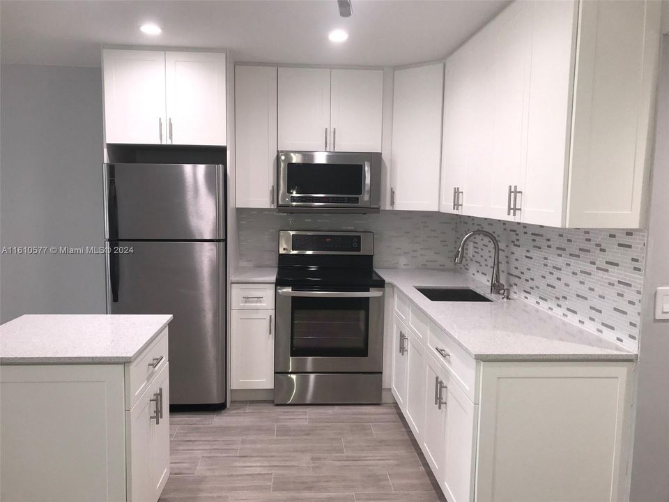 For Sale: $171,000 (1 beds, 1 baths, 585 Square Feet)