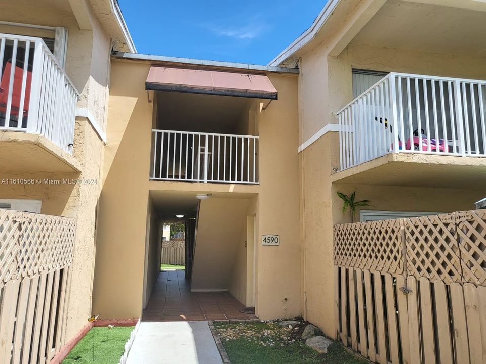 For Sale: $289,900 (2 beds, 2 baths, 1060 Square Feet)