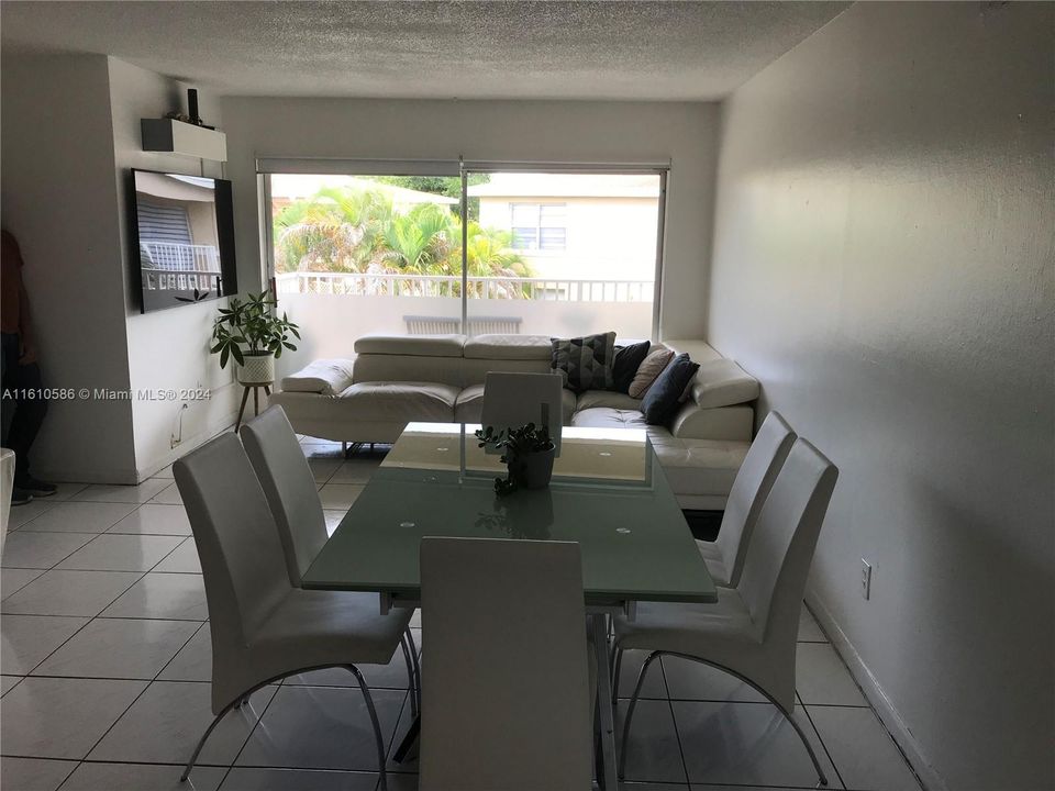 For Sale: $289,900 (2 beds, 2 baths, 1060 Square Feet)